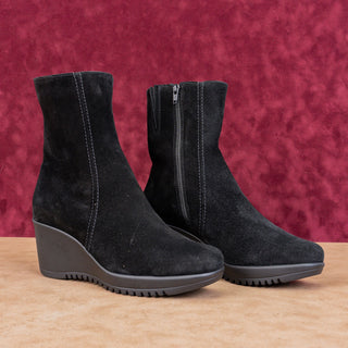 La Canadienne Women Gavyn Black Suede Waterproof Zip Ankle Boots sz 7.5