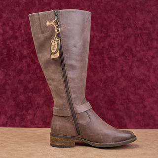 Born Women Saddler Brown Leather Riding Equestrian Wide Calf  Knee Boots sz 7.5
