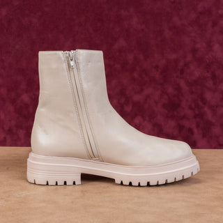 Vaneli Women Natta Ivory Leather Chain Link Narrow Ankle Chelsea Boots sz 9.5