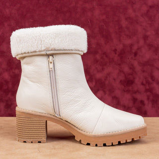 Andre Assous Wmn Milana White Leather Square Toe Fashion Lug Ankle Boots sz 7.5
