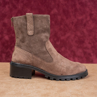 Lori Goldstein Women Brown Tap Suede Back Zip Lug Ankle Fashion Ankle Boots sz 9