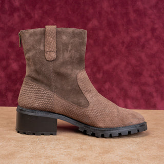 Lori Goldstein Women Brown Tap Suede Back Zip Lug Ankle Fashion Ankle Boots sz 9
