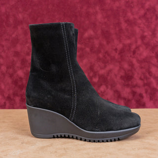 La Canadienne Women Gavyn Black Suede Waterproof Zip Ankle Boots sz 7.5