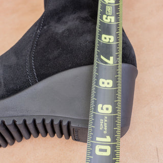 La Canadienne Women Gavyn Black Suede Waterproof Zip Ankle Boots sz 7.5