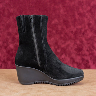 La Canadienne Women Gavyn Black Suede Waterproof Zip Ankle Boots sz 7.5