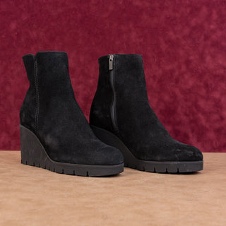 La Canadienne Women Go Black Suede Waterproof Zip Ankle Boots sz 10