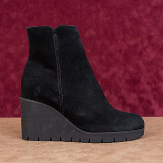 La Canadienne Women Go Black Suede Waterproof Zip Ankle Boots sz 10