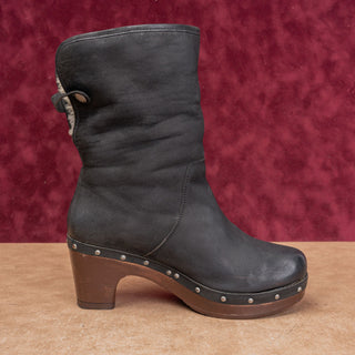 UGG Women Clog Distressed Black Leather Studded Sheepskin Lined Boots sz 6