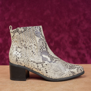 Blondo Women Gray Snake Print Western Chelsea Boots size 8.5