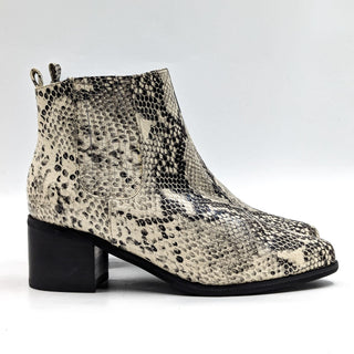 Blondo Women Gray Snake Print Western Chelsea Boots size 8.5