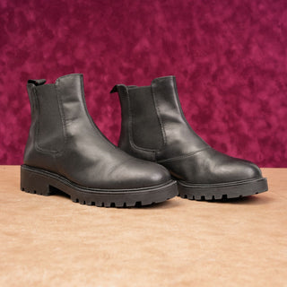 Vagabond Women Kenova Black Leather Lug Sole Chelsea Ankle Boots Sz 7US EUR37