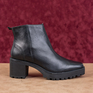 Andre Assous Women Milla Black Leather Square Toe Fashion Lug Ankle Boots size 8