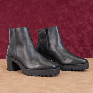 Andre Assous Women Milla Black Leather Square Toe Fashion Lug Ankle Boots size 6