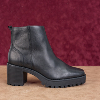 Andre Assous Women Milla Black Leather Square Toe Fashion Lug Ankle Boots size 6