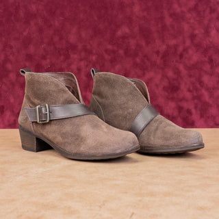 UGG Women Wright Brown Distress Suede Buckle Strap Ankle Boots sz 8.5