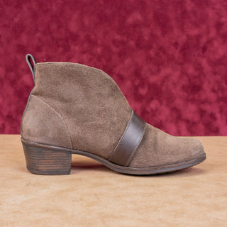 UGG Women Wright Brown Distress Suede Buckle Strap Ankle Boots sz 8.5