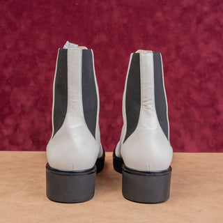 Stuart Weitzman Women Lodge White Leather Front Zip Ankle Boots size 7.5