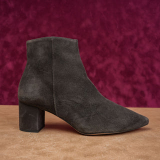 L'Agence Women Jeannie Pointed Toe Distressed Grey Suede boots sz 9.5US EUR 40