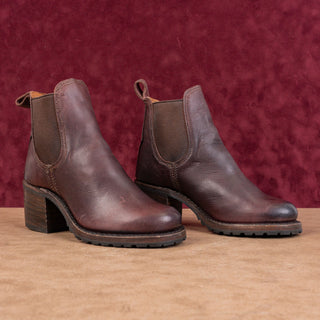 Frye Sabrina Chelsea Women Vibram Cognac Oil Tanned Full Grain Chelsea Boots sz 6