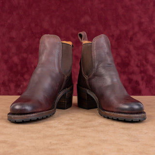 Frye Sabrina Chelsea Women Vibram Cognac Oil Tanned Full Grain Chelsea Boots sz 6