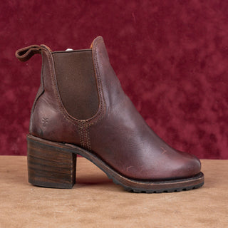 Frye Sabrina Chelsea Women Vibram Cognac Oil Tanned Full Grain Chelsea Boots sz 6