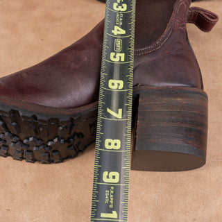 Frye Sabrina Chelsea Women Vibram Cognac Oil Tanned Full Grain Chelsea Boots sz 6