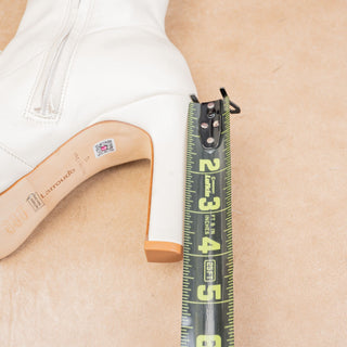 Larroude Women Off White Faux Leather Pointy Toe Party Knee Boots sz 10