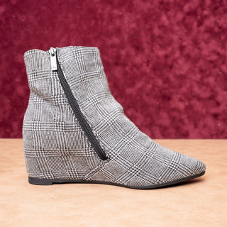 Aquatalia Women Fabric Plaid Fashion Black White Wedge Ankle Boots sz 9