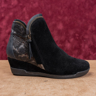 Halsa Women Black Suede Blue Zip Wedge Fashion Zip Ankle Boots sz 7.5